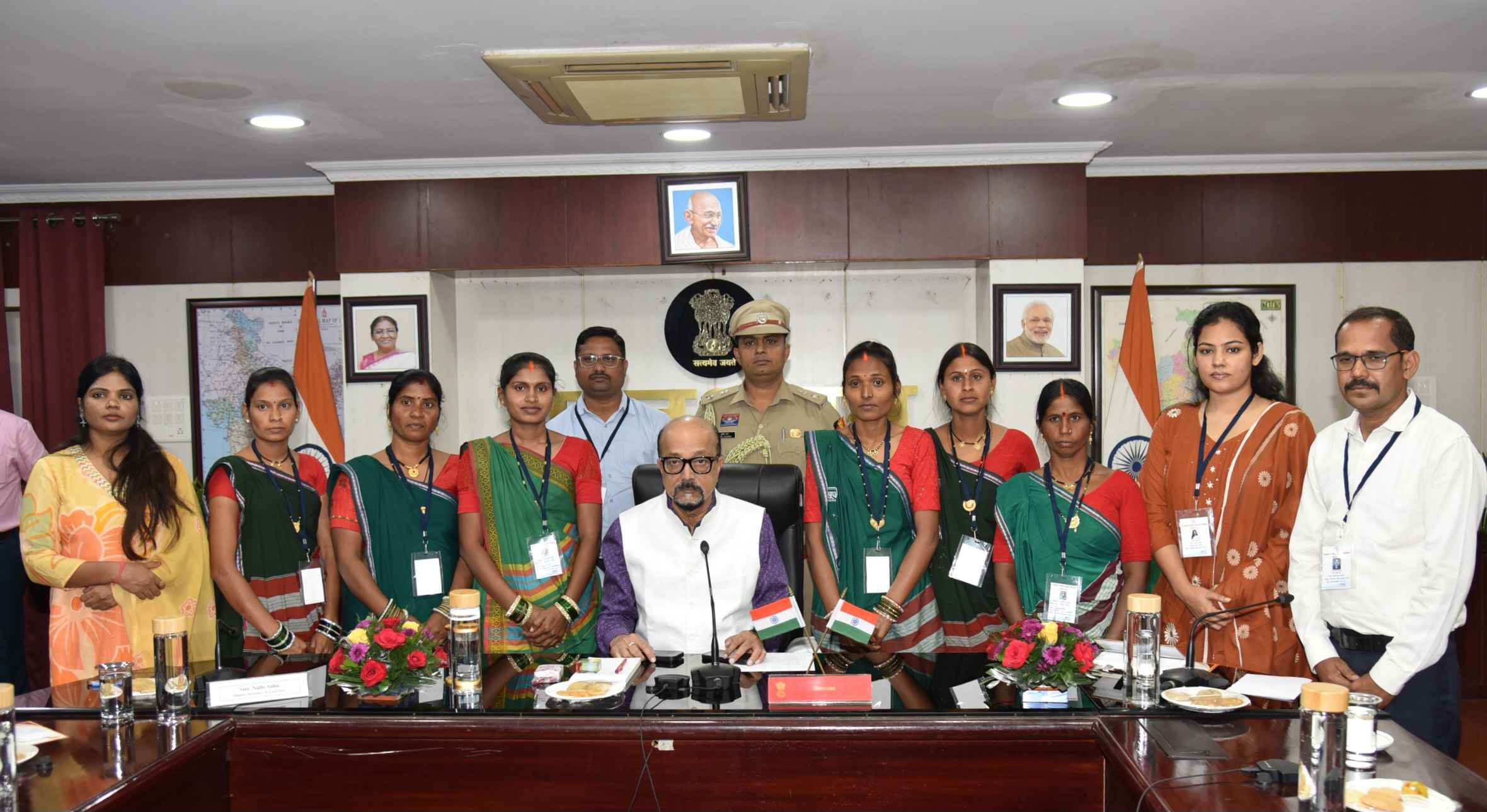 खैरागढ़/रायपुर. राज्यपाल रमेन डेका ने विद्यार्थियों, लखपति और स्वच्छाग्राही दीदियों का किया सम्मान