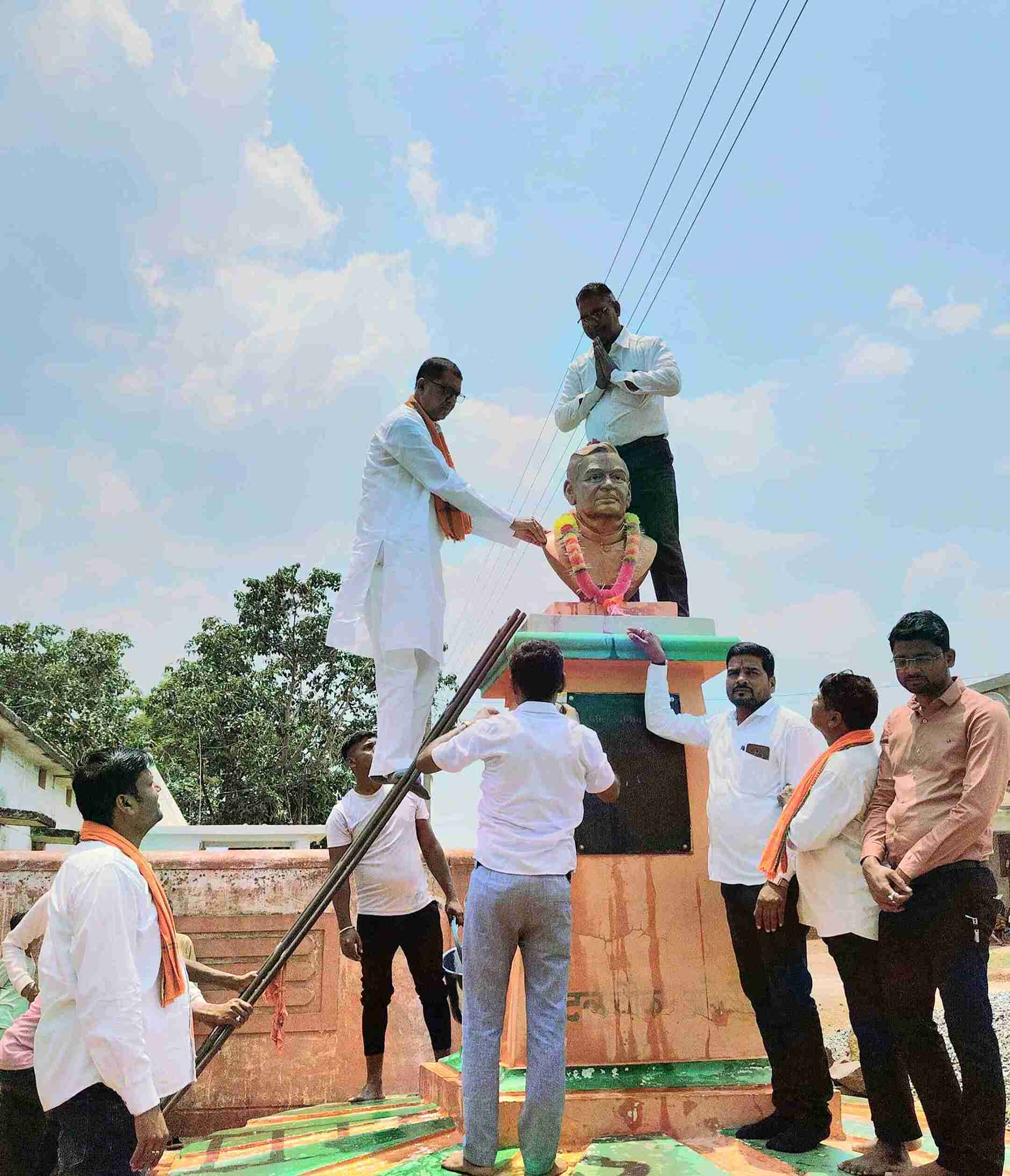 खैरागढ़. ग्राम अवेली में हुए अटल जी प्रतिमा के अपमान मामले में भाजपा नेताओं ने प्रतिमा को गंगाजल से स्नान कराकर की पूजा अर्चना