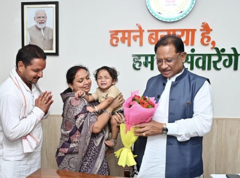 खैरागढ़. जिला पंचायत अध्यक्ष प्रियंका ताम्रकार ने सीएम को सौंपा 13 सूत्रीय ज्ञापन – सिंचाई, शिक्षा, सड़क और पर्यटन विकास पर फोकस
