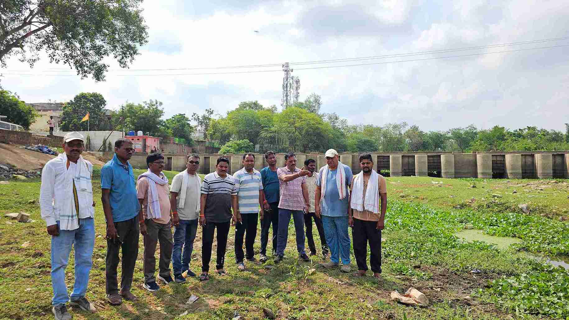 खैरागढ़. दाऊचौरा घाट में बह रहा नाली का पानी, प्रशासनिक लचरता से बना शराबियों का अड्डा कभी जीवनदायिनी कही जाने वाली नदी का अस्तित्व खतरे में