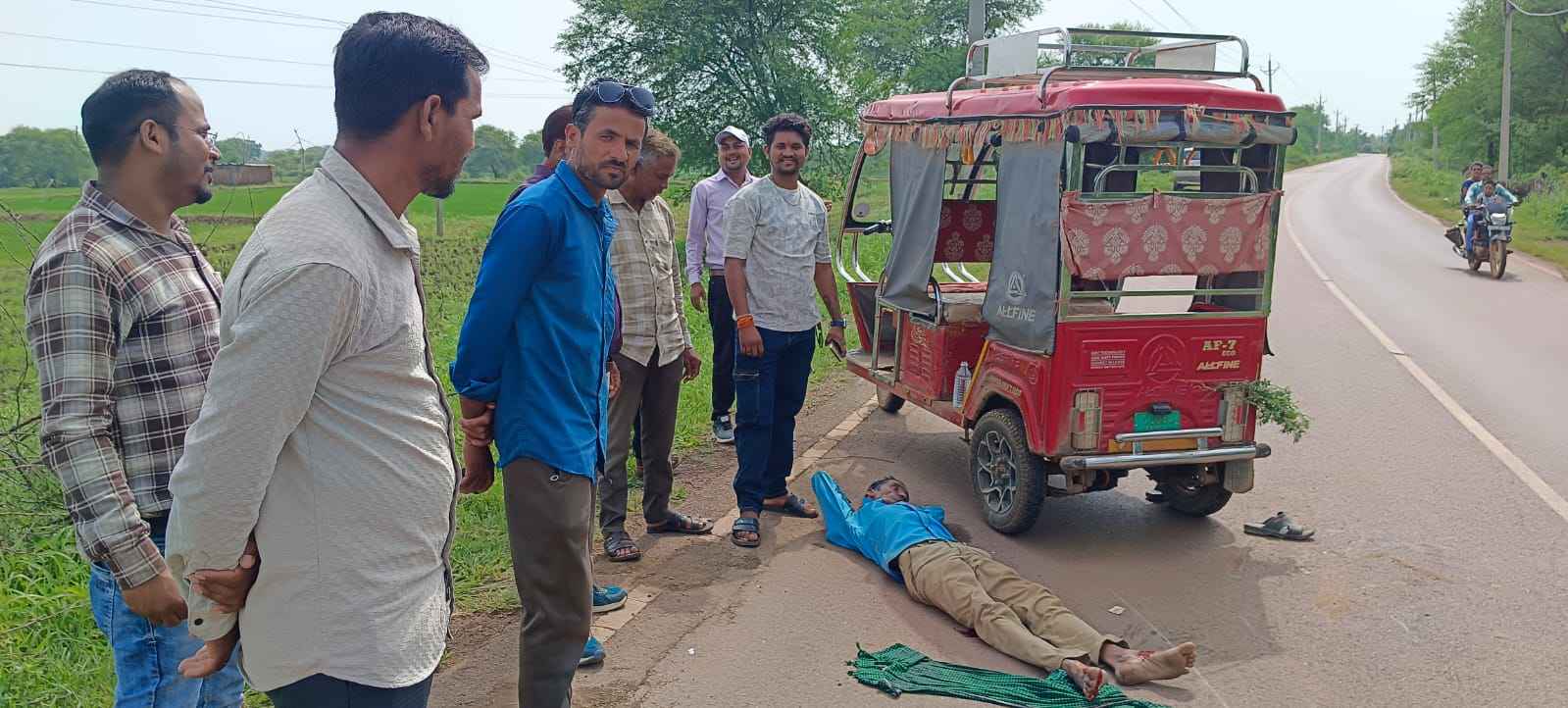खैरागढ़-धमधा मार्ग पर सड़क हादसा: अनियंत्रित ई-रिक्शा पलटी, एक व्यक्ति गंभीर रूप से घायल