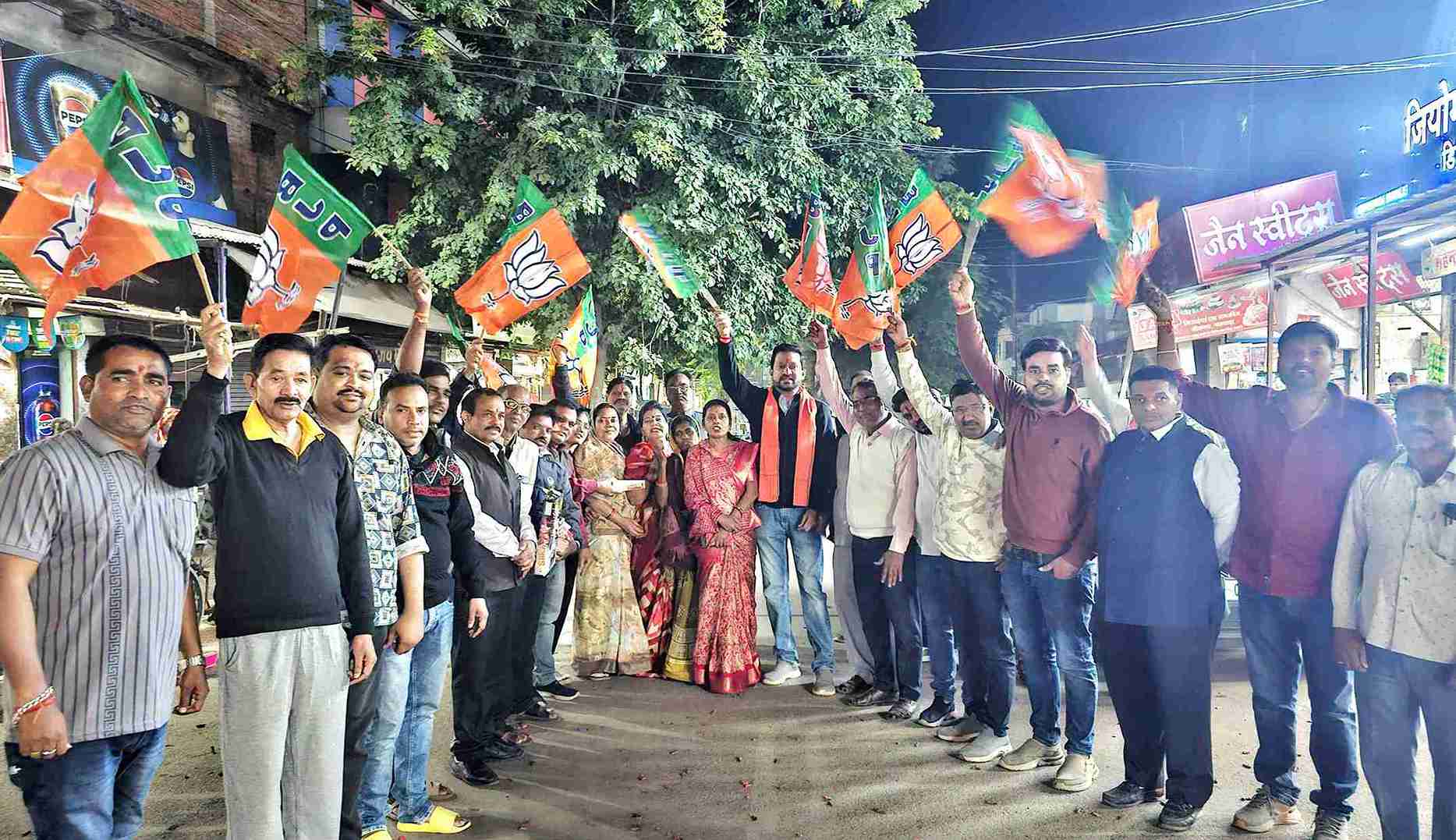 खैरागढ़. बिहार में एनडीए की ऐतिहासिक जीत पर भाजपा कार्यकर्ताओं ने मनाया जश्न, राजीव चौक पर गूंजे मोदी–मोदी के नारे