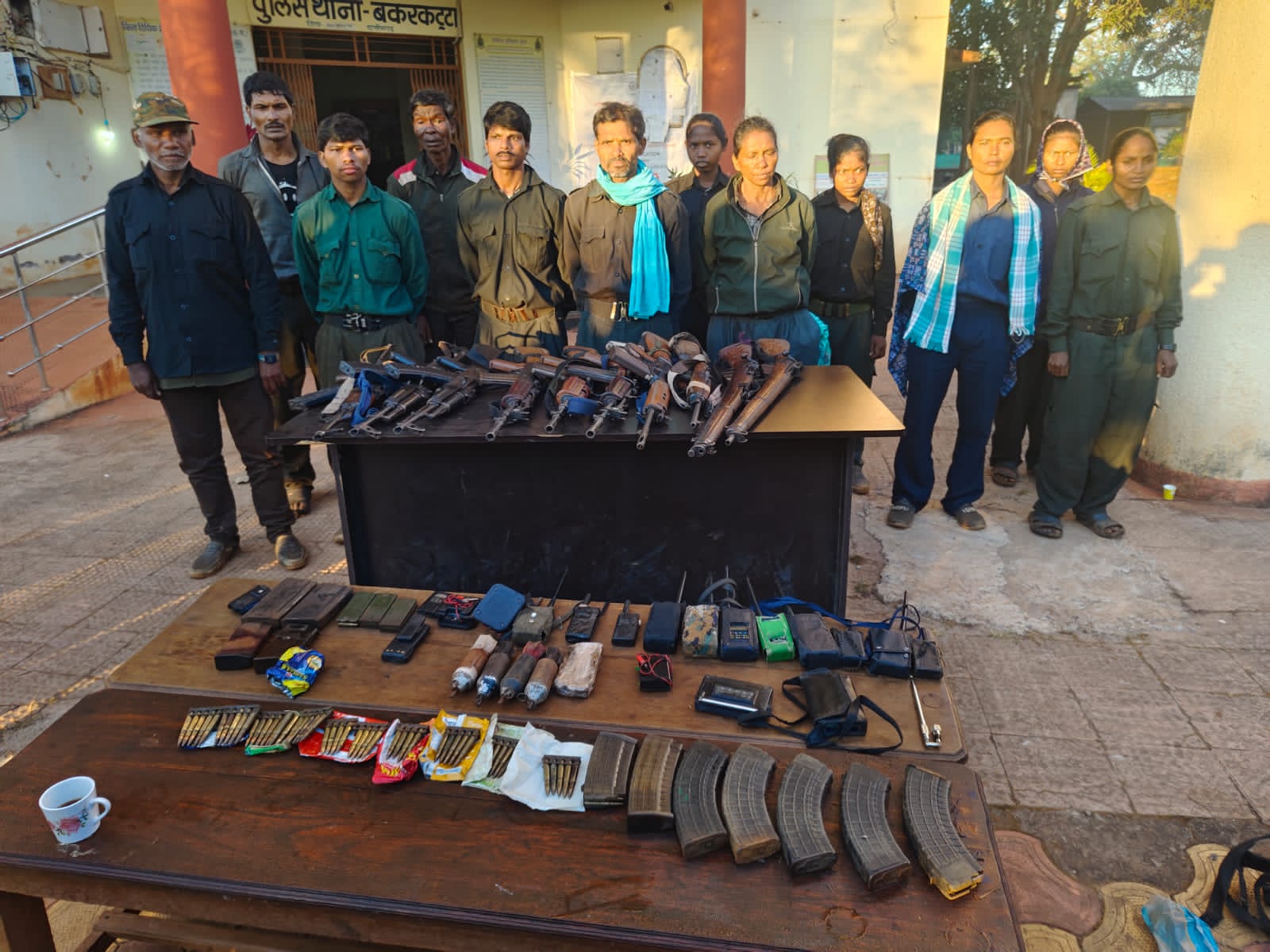 खैरागढ़ ब्रेकिंग. नक्सल मोर्चे पर बड़ी जीत: CPI(माओवादी) के 12 कैडर हथियारों सहित सरेंडर, 1 करोड़ इनामी रामधेर मज्जी भी शामिल