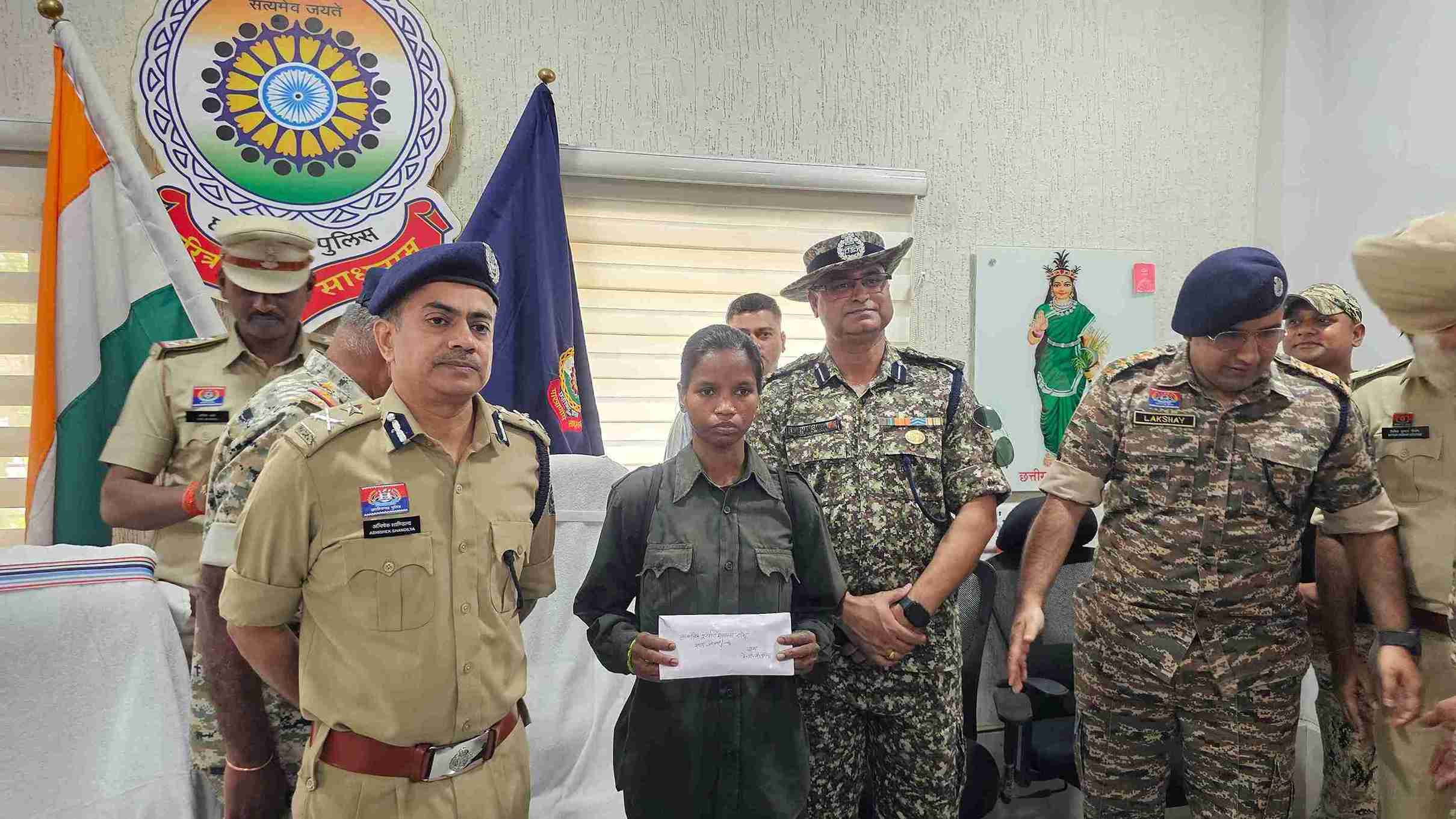 खैरागढ़ ब्रेकिंग. 17 लाख की इनामी महिला नक्सली कमला सोड़ी ने किया आत्मसमर्पण — बालाघाट से 12 घंटे पैदल चलकर पहुंची बकरकट्टा थाना, हिंसा छोड़ मुख्यधारा में लौटने का लिया संकल्प