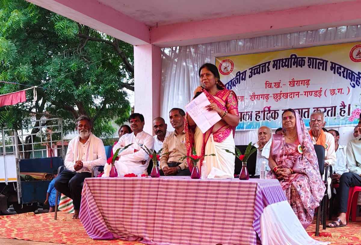 खैरागढ़. मंदराकुही में विधायक यशोदा वर्मा ने फहराया तिरंगा, मेरिट छात्रों को हवाई जहाज से कोणार्क ले जाने का किया वादा