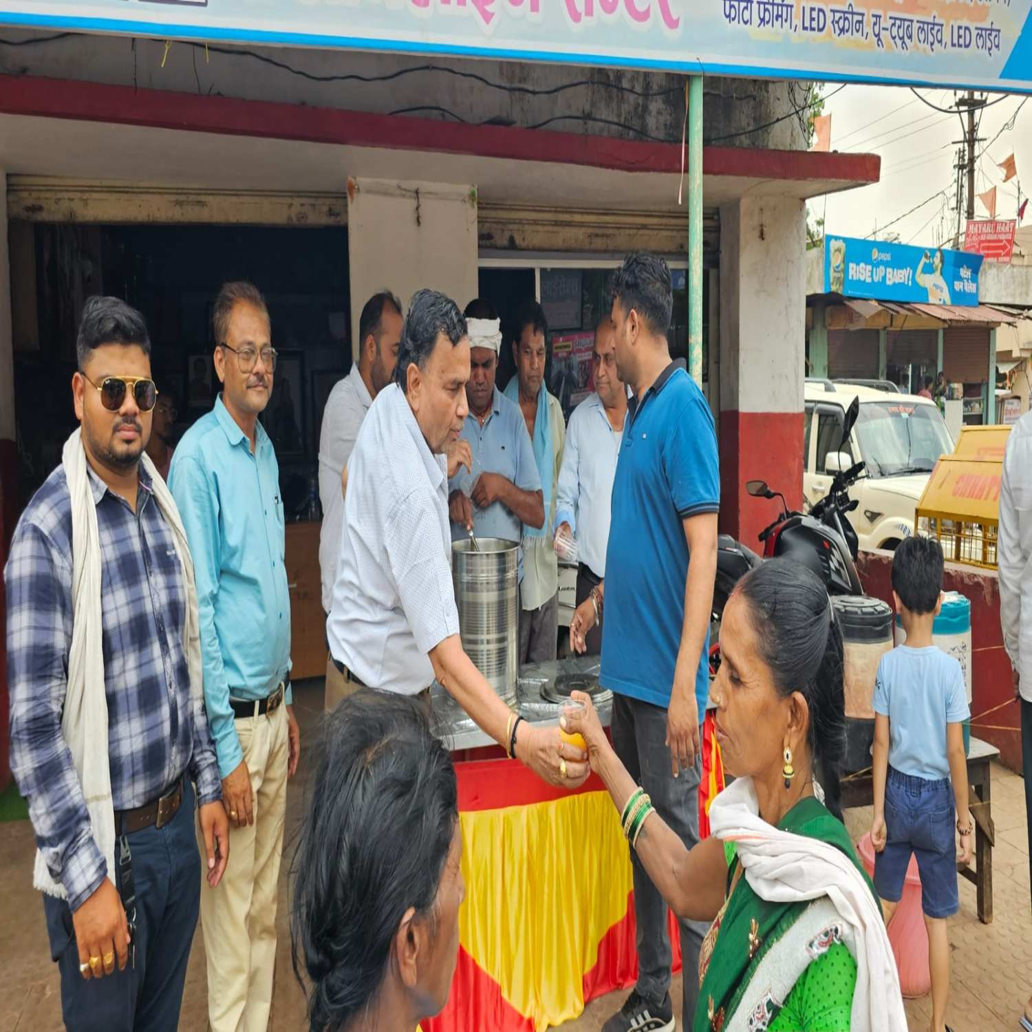 खैरागढ़. मां की पुण्यतिथि पर अस्पताल में बांटे फल, राहगीरों को पिलाई शरबत