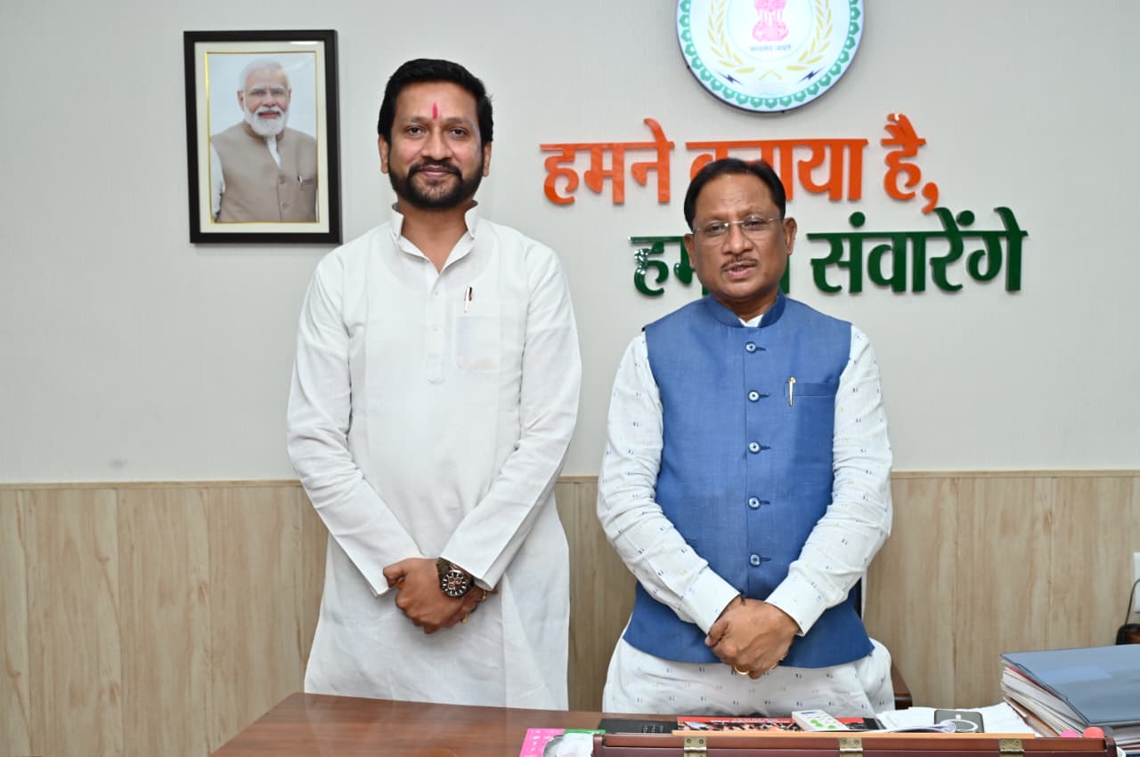 खैरागढ़. "विक्रांत सिंह ने दिया आमंत्रण, अस्पताल-कलेक्ट्रेट भवन समेत कई योजनाओं का लोकार्पण करेंगे सीएम साय"