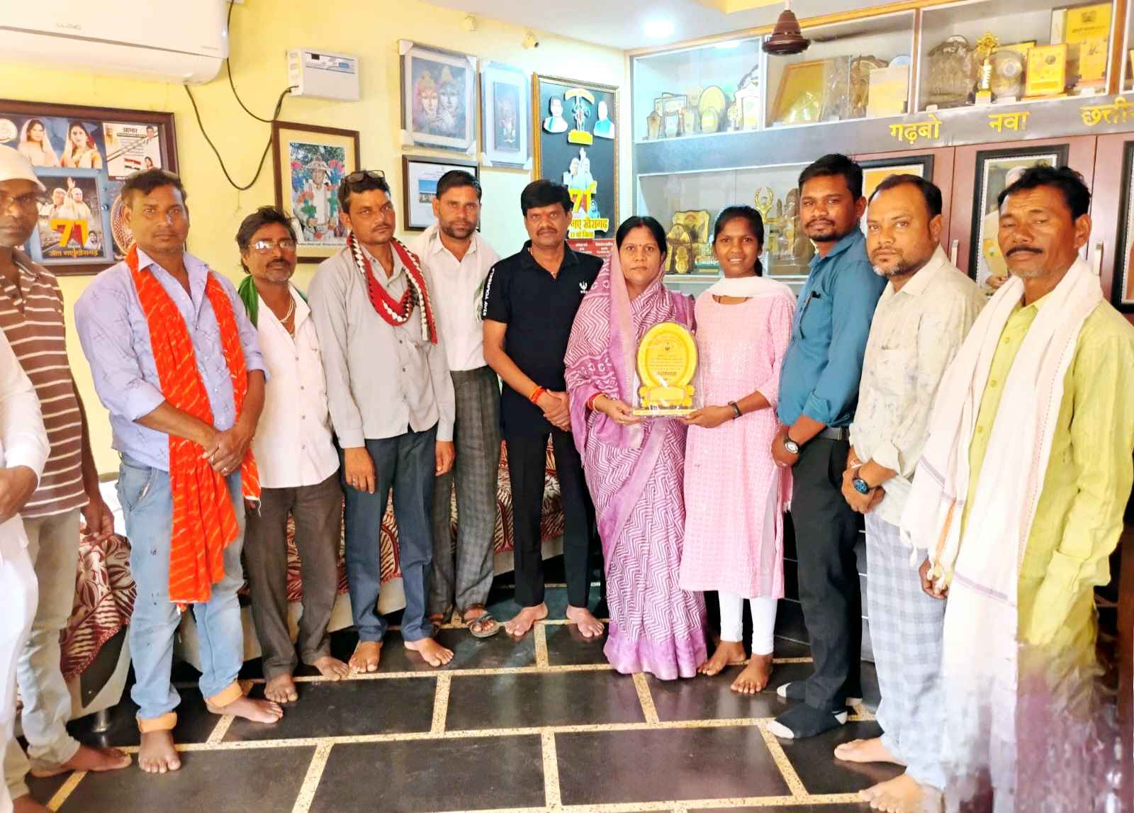 खैरागढ़. विधायक यशोदा वर्मा ने दसवीं कक्षा में जिले में प्रथम स्थान प्राप्त करने वाली छात्रा यामिनी निषाद का मोमेंटो भेंट कर किया सम्मान