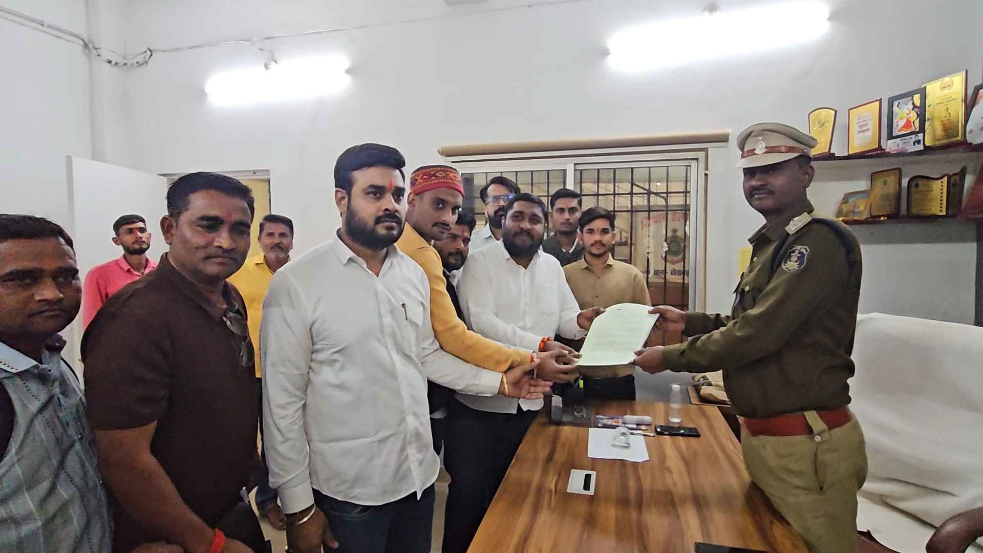 खैरागढ़. व्हाट्सएप ग्रुप में गाली-गलौच का आरोप: जनप्रतिनिधियों की छवि धूमिल करने का प्रयास, युवा मोर्चा ने की कड़ी कार्रवाई की मांग