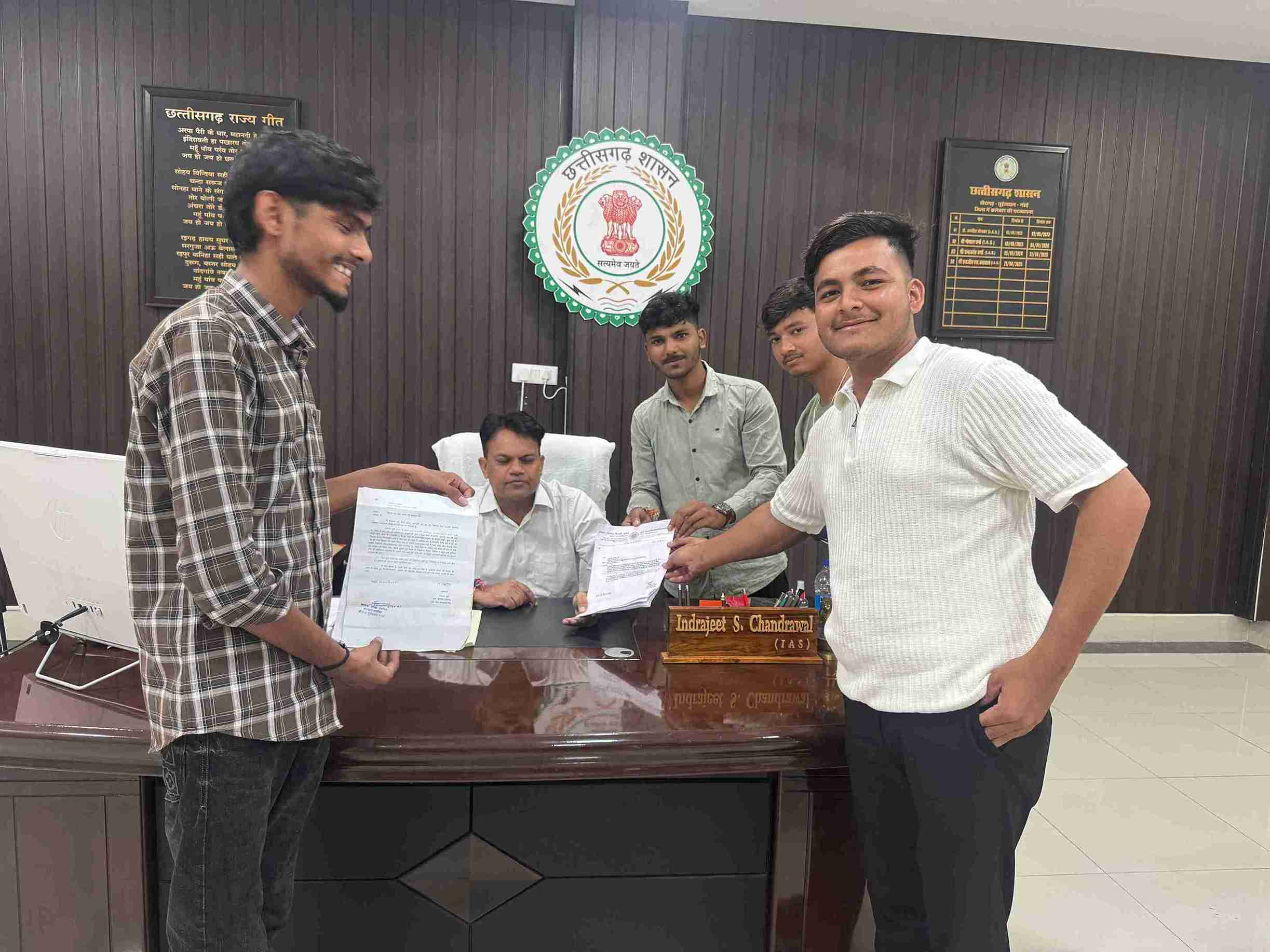 खैरागढ़. शिक्षकों के रिक्त पदों पर नियुक्ति की मांग, एबीवीपी ने कलेक्टर को सौंपा ज्ञापन दी आंदोलन की चेतावनी