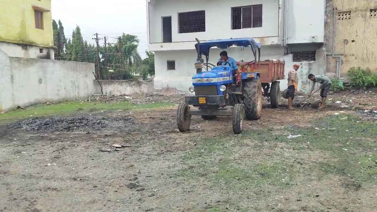खैरागढ़. शिक्षा विभाग की बड़ी लापरवाही उजागर: जलते दस्तावेजों को "कचरा" बताकर उठवाया, कलेक्टर से हो चुकी है शिकायत