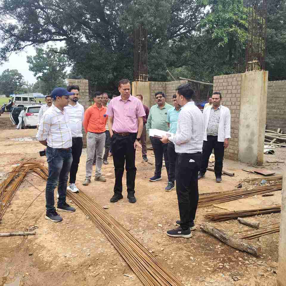 खैरागढ़. संभागायुक्त राठौर का साल्हेवारा दौरा: डॉक्टर को नोटिस, अस्पताल निर्माण में तेजी और अतिक्रमण हटाने के निर्देश