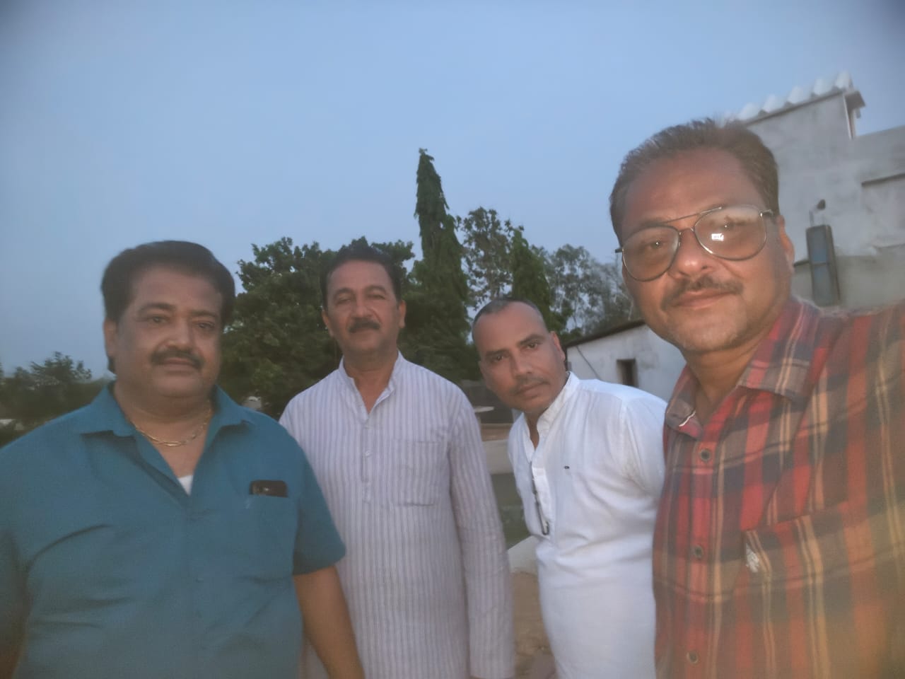 खैरागढ़. स्वयंसेवी व समाजसेवी संस्थाओं ने पर्यावरण दिवस पर श्रीवास्तव फॉर्म में 500 पेड़ लगाकर ग्रीन जोन बनाने का लिया संकल्प