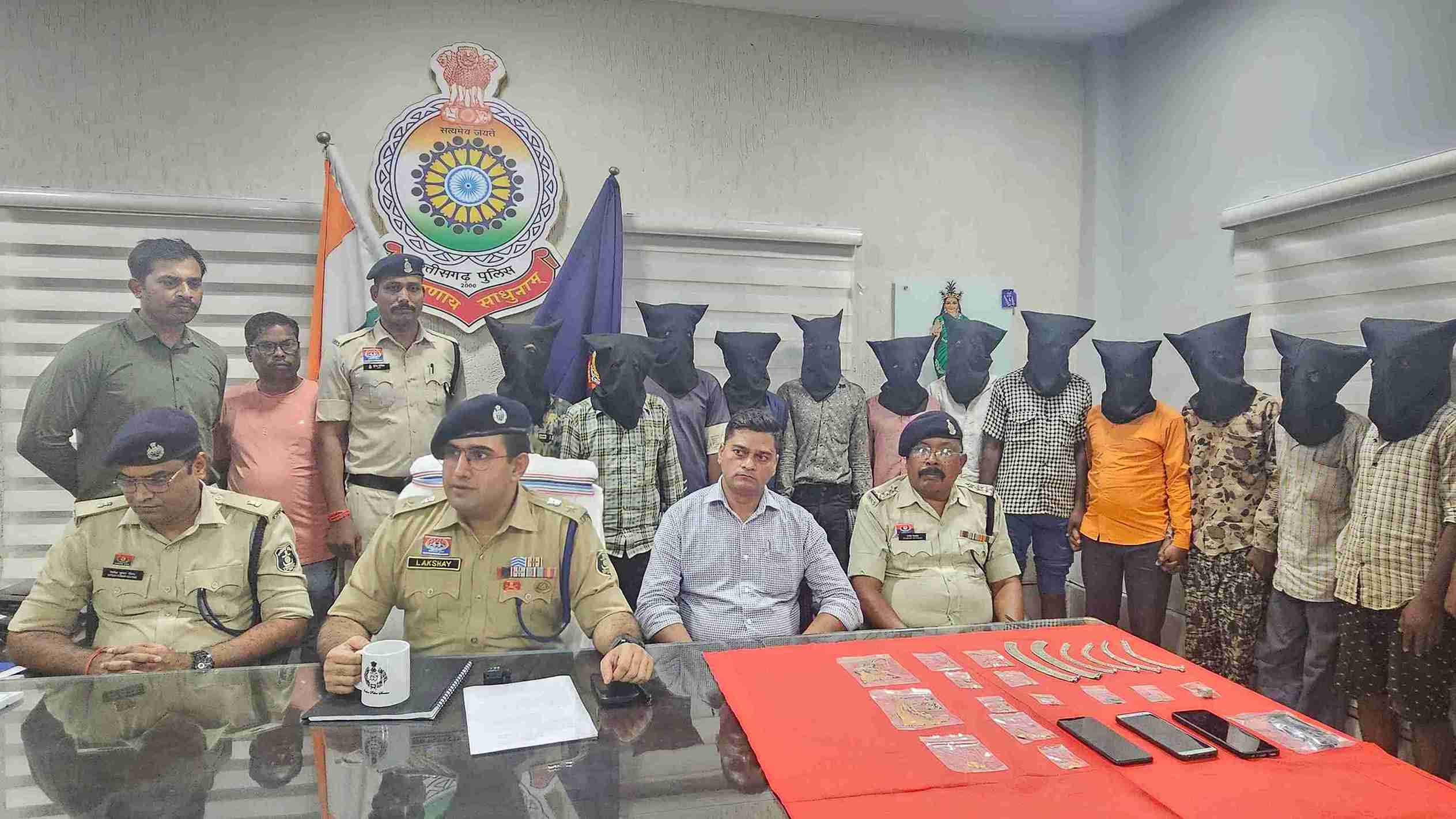 गंडई-छुईखदान क्षेत्र में चोर गिरोह का आतंक खत्म: 12 आरोपी गिरफ्तार, 11 लाख की बरामदगी — सूने और वृद्धों के घरों को बनाते थे निशाना