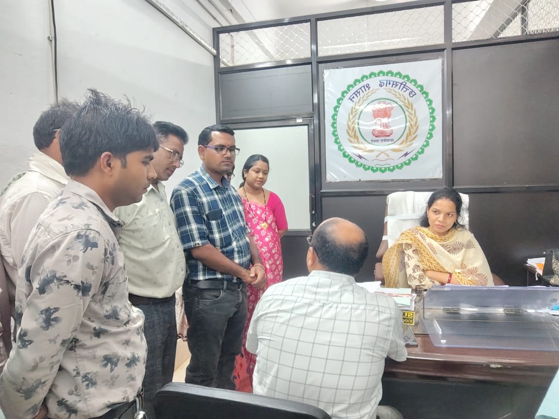 छुईखदान. ई-पॉश मशीन में राशन वितरण को सरलीकरण करने राशन विक्रेता संघ ने मुख्यमंत्री के नाम कलेक्टर को सौंपा ज्ञापन