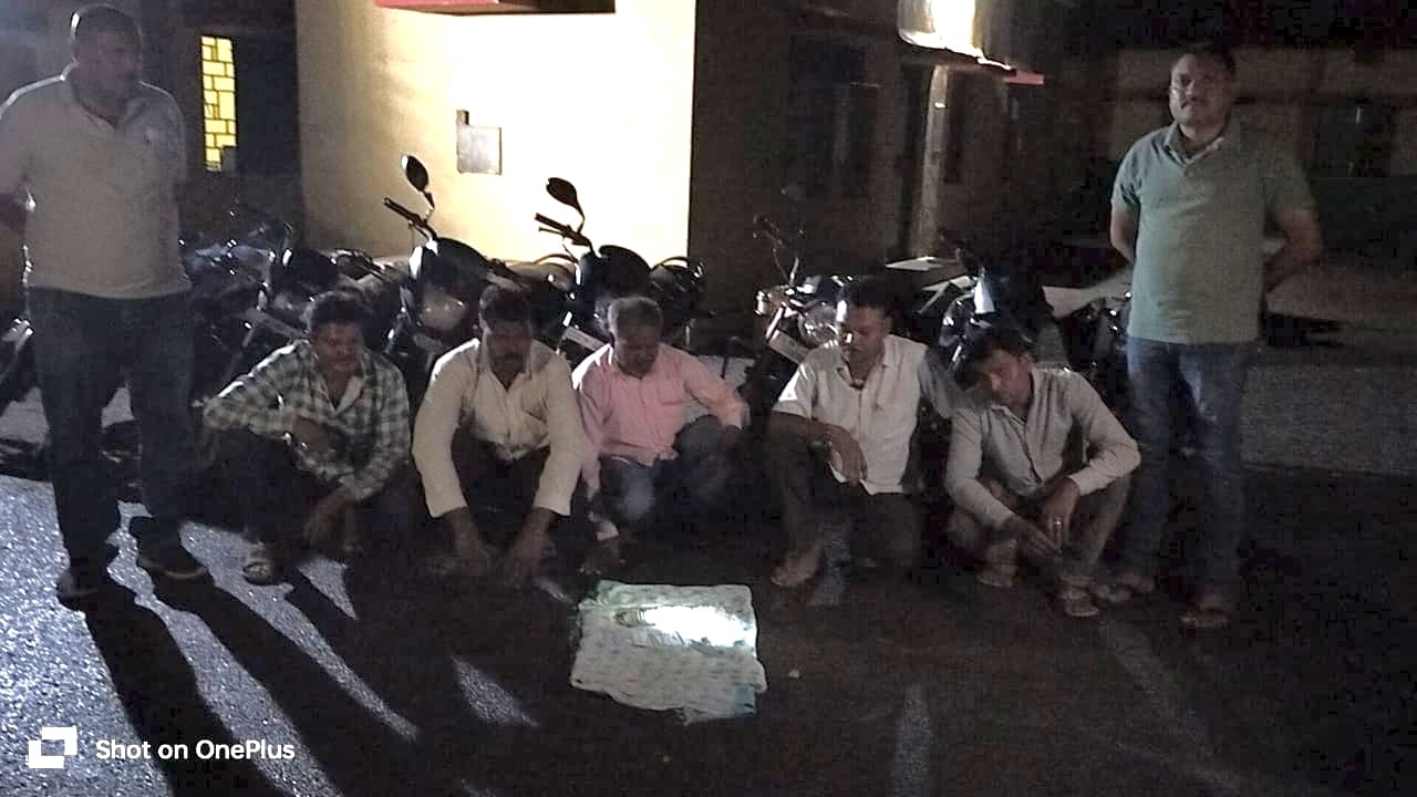 छुईखदान. सार्वजनिक स्थान पर जुआ खेल रहे 05 आरोपीयों को पुलिस ने किया गिरफ्तार