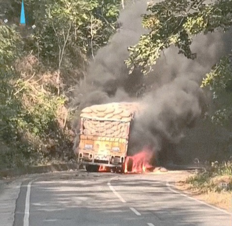 ब्रेकिंग न्यूज. साल्हेवारा घाटी में बड़ा हादसा: मक्के से भरी 14 चक्का ट्रक में अचानक लगी आग, फायरब्रिगेड ने समय रहते पाया काबू