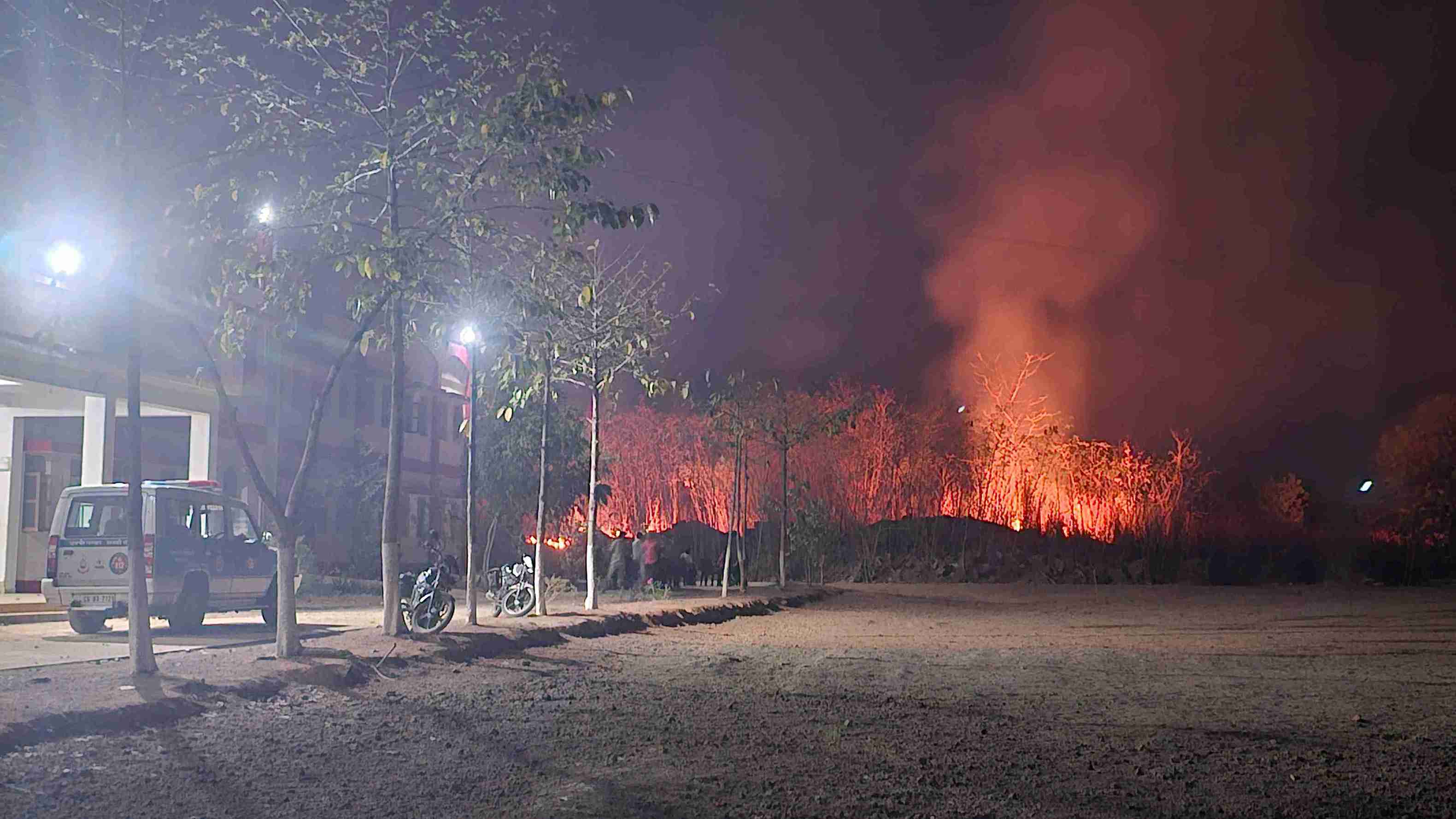 शहर के केंद्रीय विद्यालय के पास झाड़ियों में लगी भीषण आग: मची अफरा तफरी