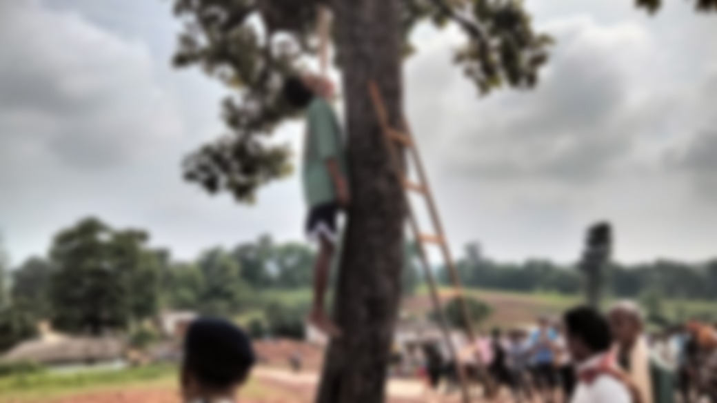 साल्हेवारा/खैरागढ़. शाला प्रांगण में संदिग्ध मौत—19 वर्षीय युवक का शव पेड़ से लटका मिला, हत्या या आत्महत्या पुलिस जांच में जुटी